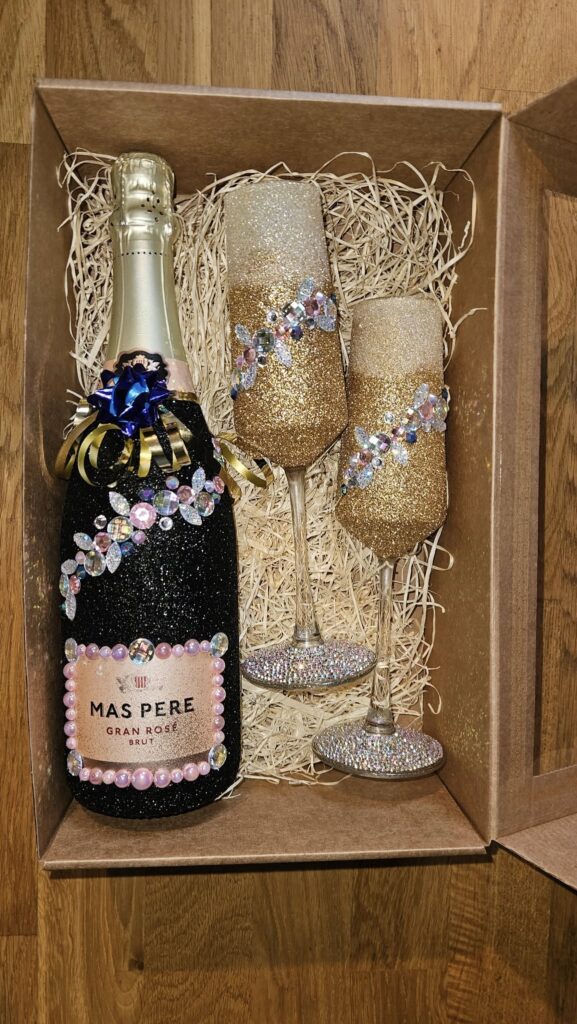 528727390_1429263011597017_6298809317470898489_n Shapus ja pokaalid